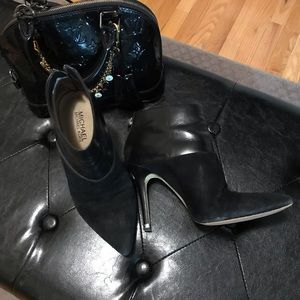 Beautiful metal detail ankle boots 🖤